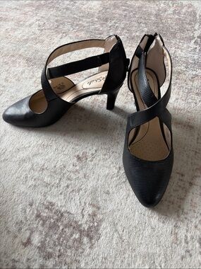 Life Stride Black Crisscross Strap Mid Heel Pumps